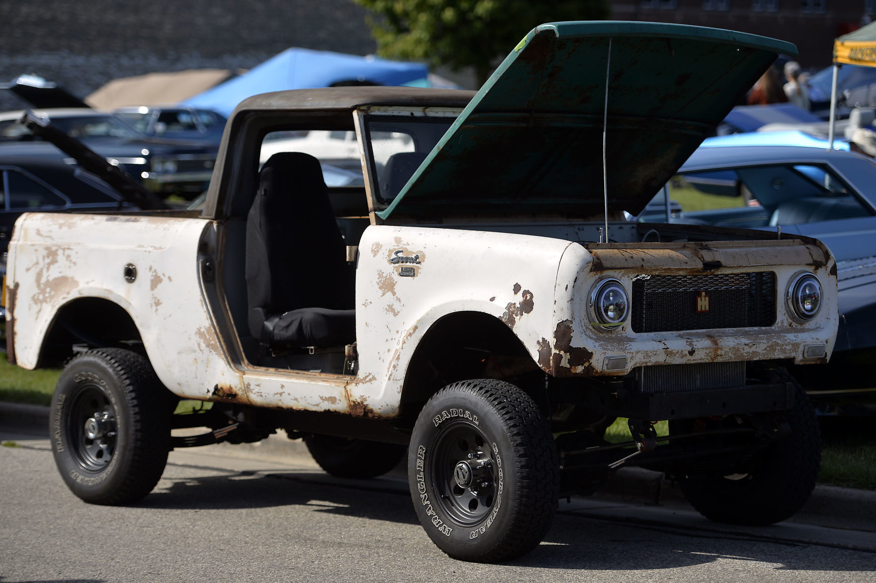 CLASSIC CRUISE IN CAR SHOW